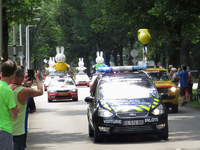 833614 Afbeelding van enkele auto's uit de reclamekaravaan met daarop een nijntje ('Miffy') op de Brailledreef, na de ...